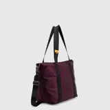 Bolso tipo tote color amarillo, de diseño acolchado con costuras horizontales. Cuenta con doble asa de mano y una correa larga ajustable y extraíble. Incluye un pequeño detalle de etiqueta lateral.