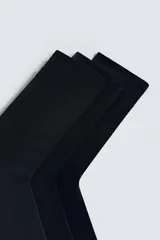 Pack de tres pares de calcetines negros de punto con acabado mercerizado y rib elástico.