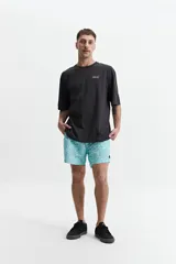 Short de baño celeste y azul con cintura elástica ajustable con cordón, dos bolsillos laterales y uno trasero. Confeccionado en tela ligera de secado rápido y logo bordado.