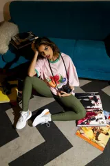 Calza deportiva larga color verde militar, de tiro alto.