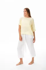 Blusa color manteca de corte holgado, con mangas cortas y cuello redondo. Confeccionada en viscosa.