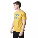 Remera amarilla de manga corta con cuello redondo y estampado frontal con el logo de Billabong con olas y hojas de palmera en azul y blanco.