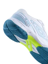 Championes Umbro Grip Pad para hombre, diseñados para deportes de cancha como pádel. Presentan un diseño en color negro con detalles en dorado, entresuela blanca y suela de goma color caramelo para mayor tracción.