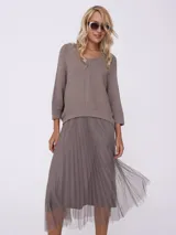 Conjunto de sweater marrón de punto con falda midi plisada de tul color marrón.