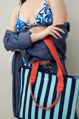 Top de bikini con estampado floral en tonos azules y blancos, corte triangular fijo y tirantes finos.