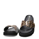 Sandalias planas Miss Carol modelo Milla, con tira ancha en animal print con hebilla metálica dorada decorativa y suela flatform negra.
