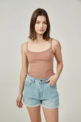 Musculosa de bretel fino color crudo, corte ajustado al cuerpo y escote redondo.