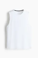Musculosa deportiva blanca de corte estándar, con cuello redondo y tecnología DryMove para absorción del sudor.
