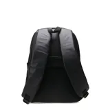 Mochila urbana de la marca Push, color negro, confeccionada en material sintético resistente con acabado mate. Presenta un compartimento principal con cierre, un bolsillo frontal con cierre y una banda decorativa horizontal. Incluye tiradores de cierre personalizados.