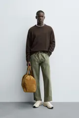 Jersey de corte regular fit confeccionado en una mezcla de lana y cashmere. Presenta cuello redondo, manga larga y acabados en rib en puños y bajo.