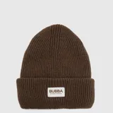 Gorro tipo beanie de tejido de punto en color fucsia, con vuelta en el borde y parche rectangular con el logo de la marca en la parte frontal.
