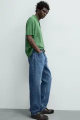 Polo de punto tejido de algodón con efecto lavado, color amarillo pálido. Presenta un calce regular fit, cuello solapa con cierre frontal de tres botones y manga corta.