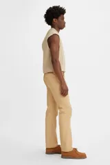 Jean de corte regular con cierre de botones, confeccionado en algodón resistente. Presenta un diseño clásico de cinco bolsillos y tiro medio.