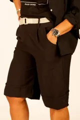 Pantalón capri negro de crepe con cinturón de soga.