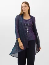 Conjunto de tres piezas compuesto por una musculosa recta, un cardigan liviano de frente abierto con mangas 3/4 y un pantalón de seda fría. La musculosa y el cardigan están confeccionados en tejido plisado con hilos metalizados tornasolados. Incluye collar removible y forro interno a tono.
