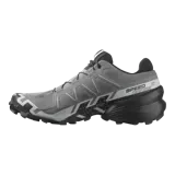 Championes Salomon Speedcross 6 de color negro, diseñados específicamente para trail running. Presentan una estructura robusta y técnica, capellada sintética y textil con refuerzos termosellados, sistema de cordones de ajuste rápido Quicklace y suela con tacos profundos para máxima tracción en terrenos difíciles.