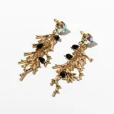 Aros colgantes dorados con dije superior de cristal facetado y colgantes de ramas doradas y cuentas negras.