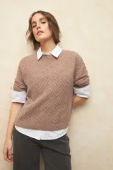 Sweater gris de punto con diseño tramado.