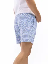 Short de baño rosado con estampado de rombos, cintura elastizada con cordón ajustable, bolsillos laterales y trasero.