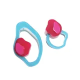 Par de aros colgantes con forma orgánica, compuestos por una estructura de acrílico celeste y una pieza superpuesta de acrílico rojo con detalle rosa.