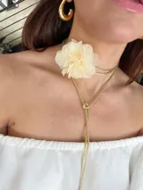 Gargantilla choker con cordón encerado marrón y flor de tela color crema.