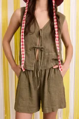 Short verde de lino, tiro alto, con cintura elastizada y corte holgado.