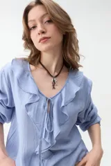 Blusa verde militar de manga larga con volados en el escote en V y lazos para atar al frente.
