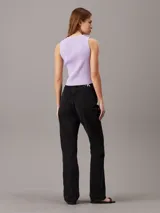 Remera sin mangas, ajustada al cuerpo, de tejido de punto acanalado color lila claro. Presenta un cuello redondo y una pequeña etiqueta tejida con el monograma de Calvin Klein Jeans en el pecho.