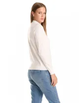 Buzo de tejido de punto color beige, con cuello alto y mangas largas. Presenta un diseño de calce ajustado con puños y ruedo acanalados.