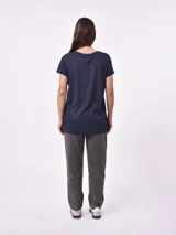 Remera verde militar con cuello redondo y estampado frontal con la frase "Do Not Disturb" en letras blancas.