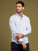 Camisa blanca con diseño de cuadros azules, de manga larga y corte slim fit.
