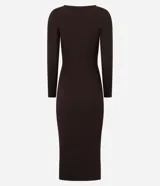 Vestido midi de punto acanalado de la marca Marfinno, color negro, de corte ajustado, con cuello barco y mangas largas.