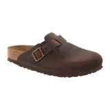 Zueco Birkenstock modelo Boston, color marrón habana, confeccionado en cuero aceitado. Cuenta con plantilla anatómica de corcho y látex, y suela de EVA.