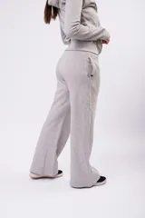 Pantalón de frizza estilo wide leg, color gris melange, con corte recto y holgado, cintura elástica con cordón de ajuste y bolsillos laterales.
