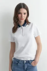 Remera blanca de manga corta con cuello polo azul marino y cierre metálico.