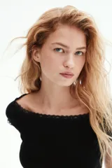 Top negro ajustado de manga corta con escote Bardot (hombros descubiertos) y ribete de encaje en el escote y los puños.