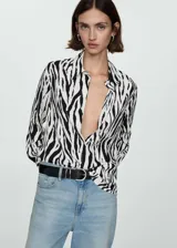 Camisa fluida de manga larga con estampado animal print tipo cebra, cuello camisero y cierre frontal de botones.