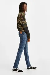 Jean de calce ajustado color azul medio, tiro medio y confección en denim rígido.