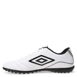 Championes de fútbol Umbro modelo Classico III TF, diseñados para césped sintético. Presentan un diseño en color blanco con detalles en negro, incluyendo el logo de la marca en el lateral y la suela con tapones bajos para mayor tracción.