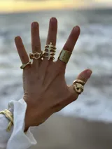 Anillo plateado con forma de esqueleto de costillas.