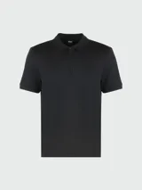 Polo de manga corta negro con cierre de cremallera parcial.