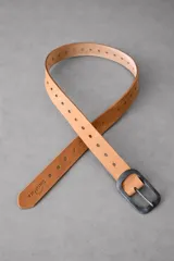 Cinturón de cuero color beige con hebilla metálica de diseño rústico y una sola línea de perforaciones. Presenta el logo de la marca grabado en el extremo.