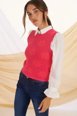 Chaleco de punto lila con estampado de flores naranjas.