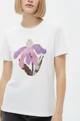 Remera de manga corta color azul marino con cuello redondo y estampado frontal de una flor en tonos celestes y blancos.