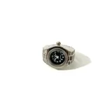 Reloj anillo plateado con esfera negra y números arábigos.