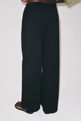 Pantalón recto de algodón color negro, con tiro medio y cintura elástica.