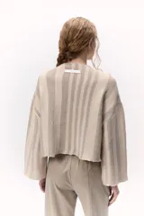 Sweater tejido de punto a rayas texturizado con lurex, color verde y azul. Cuenta con un calce oversize, mangas tres cuartos y cuello bote.