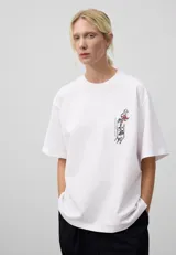 Camiseta blanca de algodón orgánico con corte relaxed fit, cuello redondo y manga corta. Presenta un bordado pequeño en el pecho.