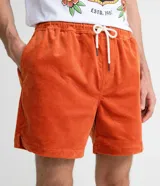 Short masculino de pana color naranja vibrante, con cintura elástica y cordón de ajuste blanco. Presenta bolsillos laterales y un corte recto.