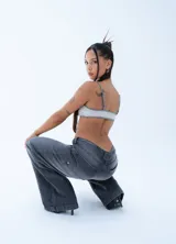 Microtop de diseño deportivo con escote redondeado y ribetes en contraste de color gris oscuro. Confeccionado en tejido elástico de ajuste al cuerpo.